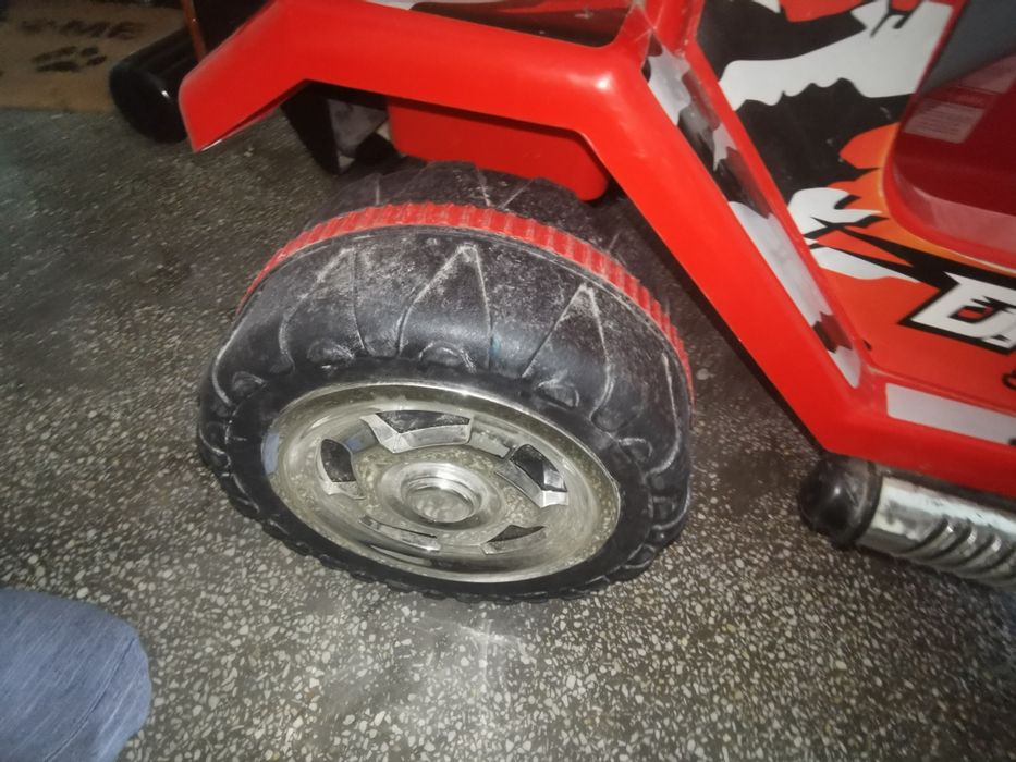 Vând mașinuța 4x4 roșie