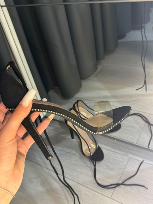 Черни сандали на ток