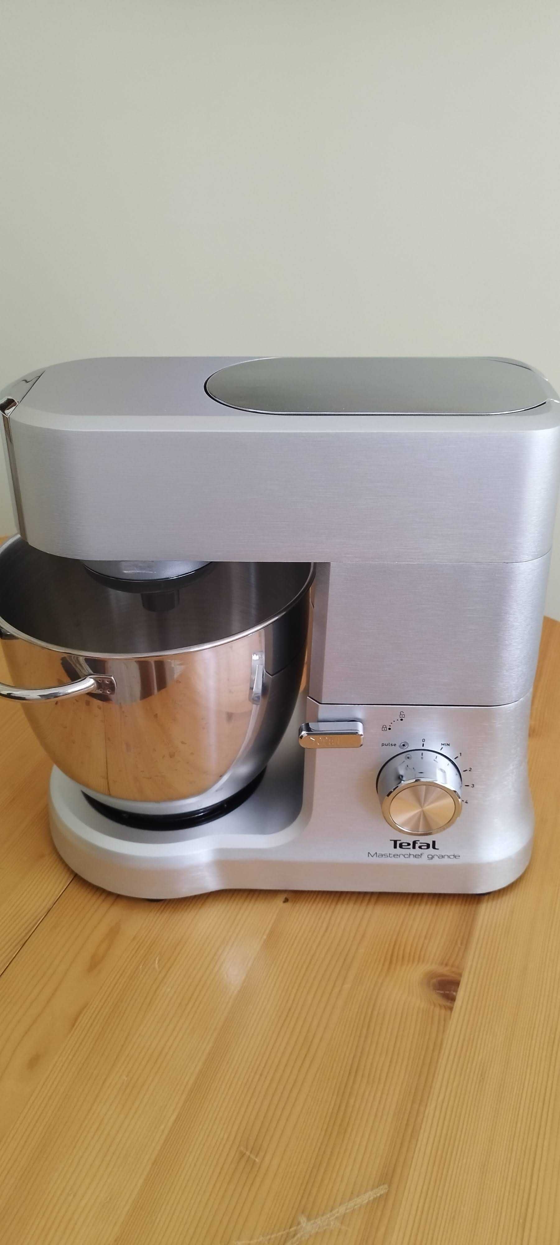 Продавам кухненски робот TEFAL MASTERCHEF GRANDE QB813D38, 1500 W.