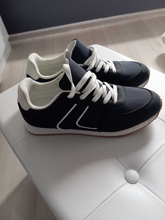 Чисто нови маратонки номер 39