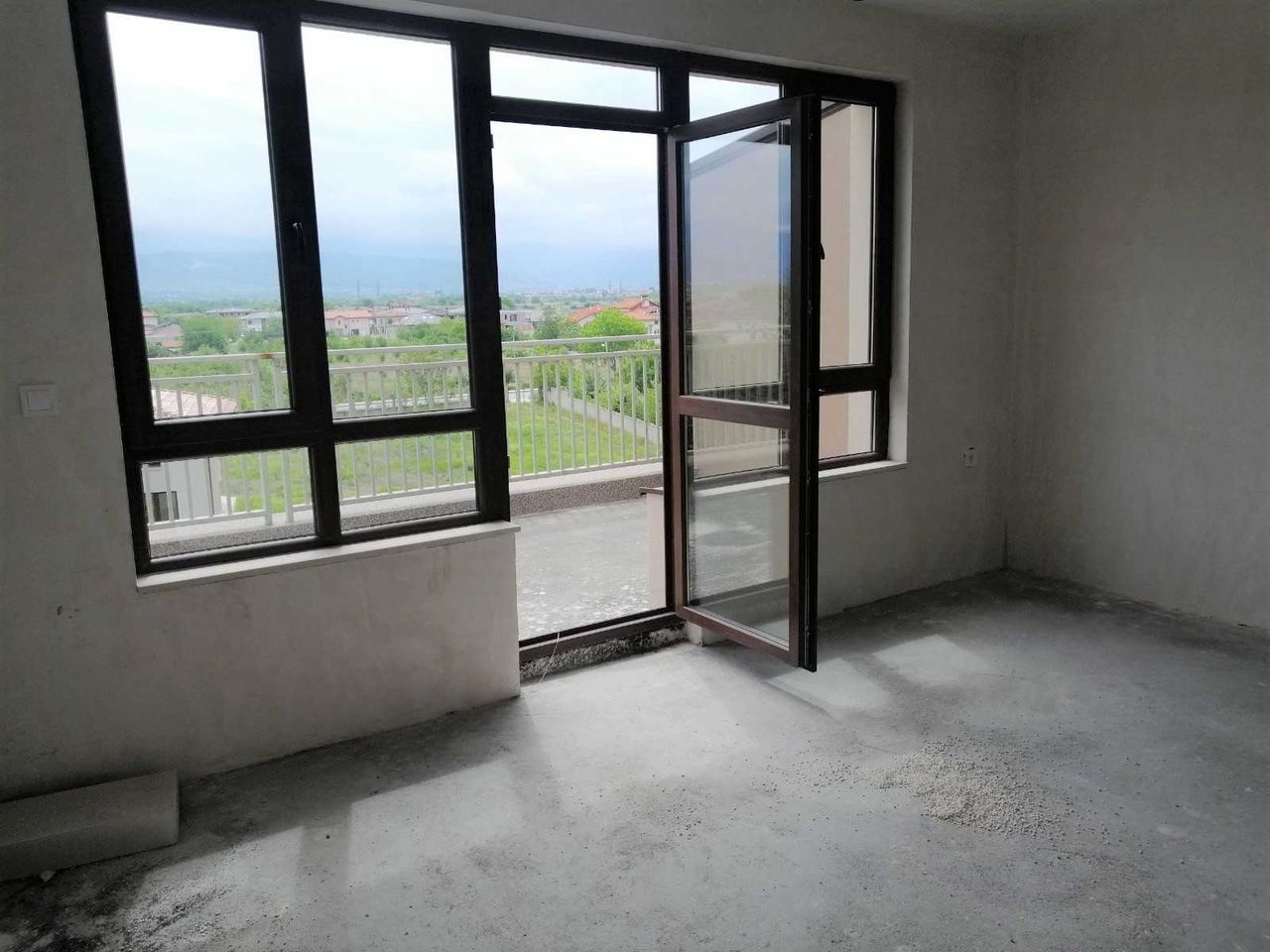Продава се Тристаен апартамент в Пловдив, Остромила - 110 кв.м за 1310 €/кв.м - Снимка #1
