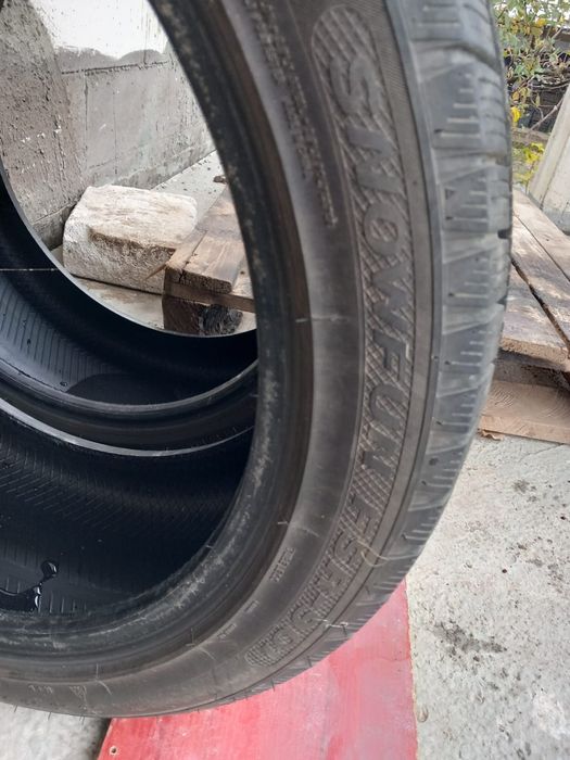 Două cauciucuri  235/45/R19