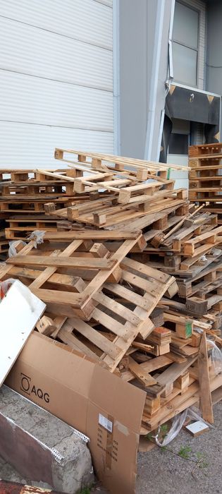 Подарявам счупени палети