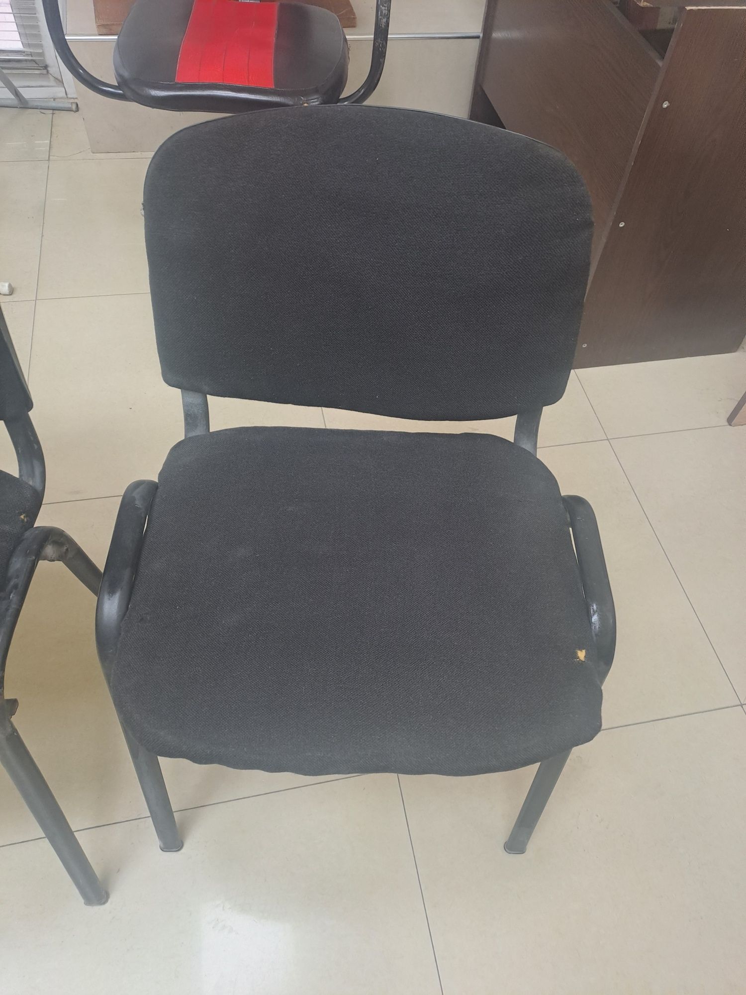 Стул сотилади эски 55000 сумдан 2 дона.