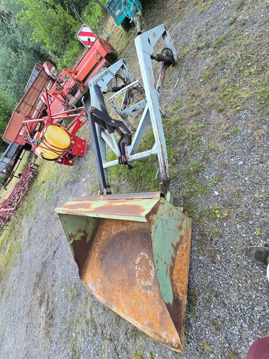 Incarcator frontal cu cupa pentru tractor de 60 cai făra suporti