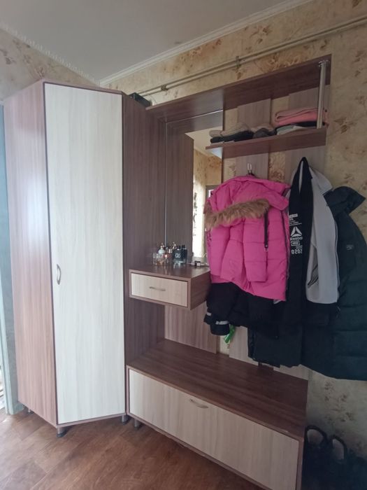 Продам угловой шкаф в прихожую
