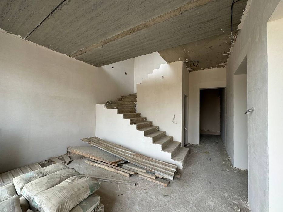 Продается коттедж на Амира Темура. 2.2 сотки