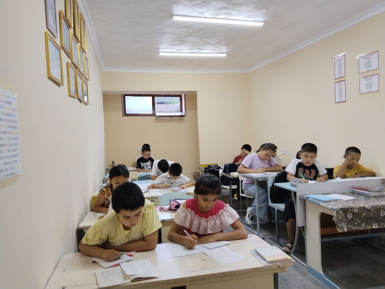 Oʻquv markaz va kursxonalar uchun tayyor parta stullar sotiladi