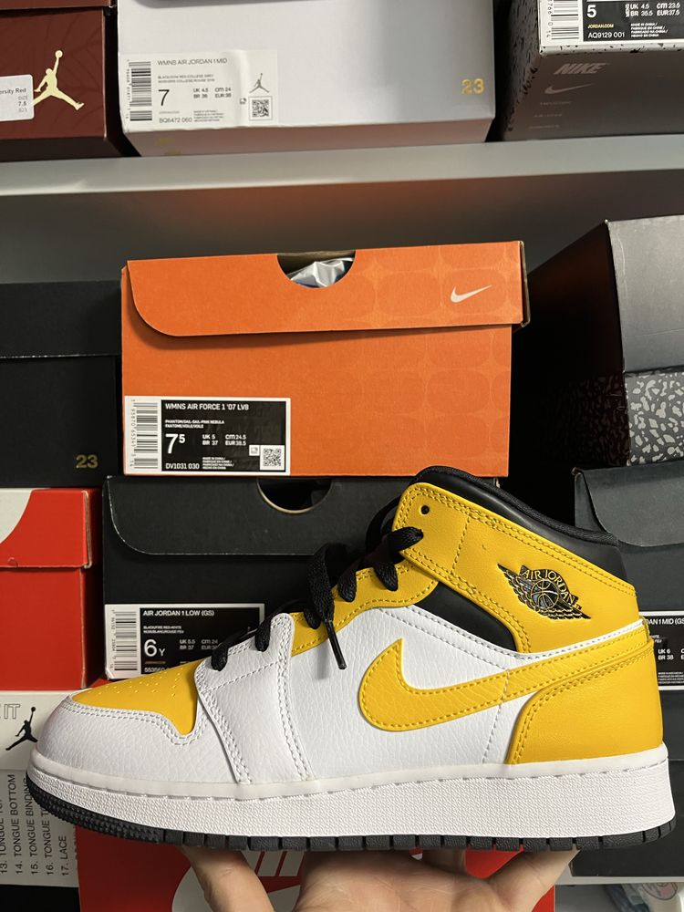 Jordan 1 mid university gold