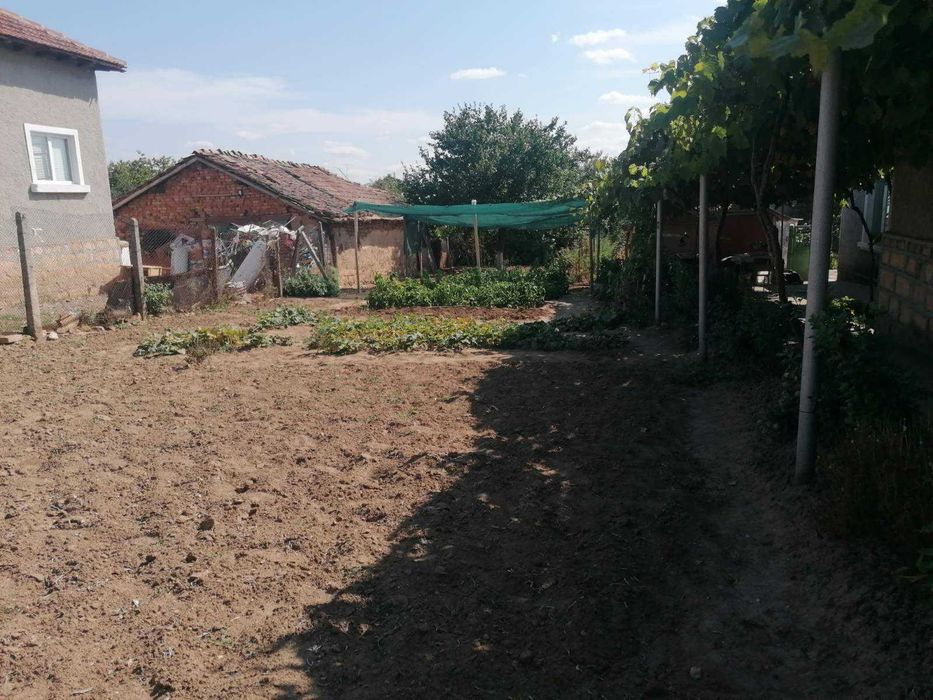 Отлична къща на село!С възможност да се ползва веднага!