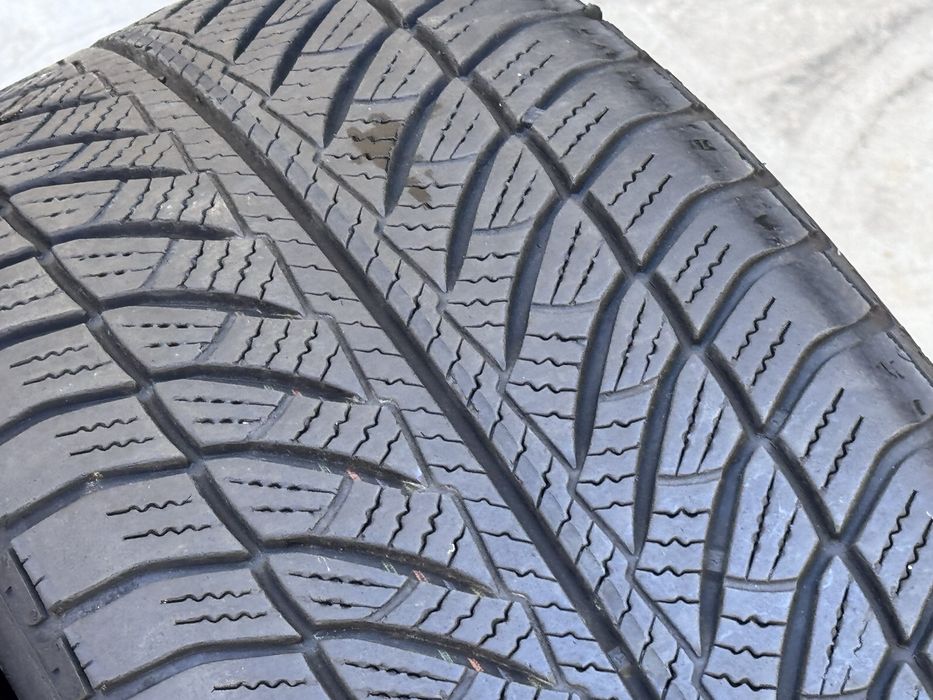 245/45/E18 Goodiyear Ultra Grip8 4бр зимни RunFlat dot3718