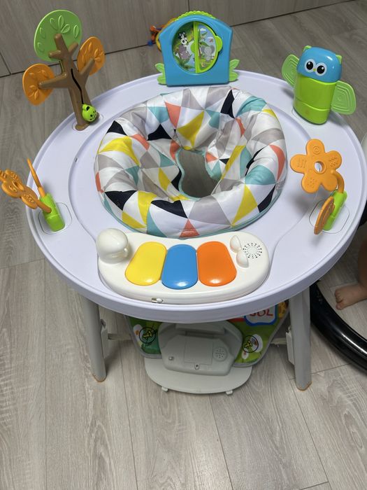 Vând centrul de activitate 4-în-1 pentru bebeluși .