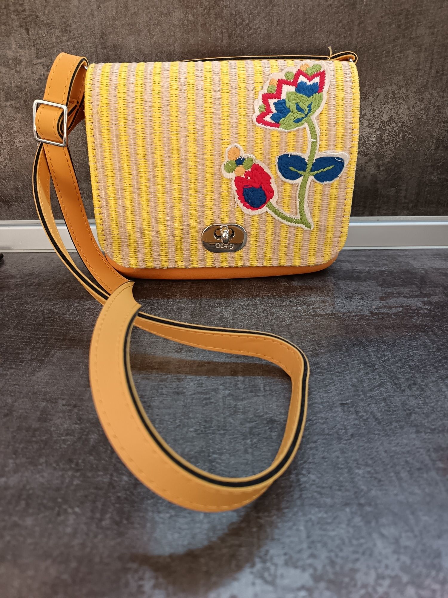 Малка, оригинална чанта O bag