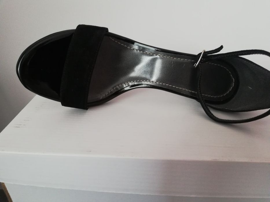 Vînd sandale, din piele naturala