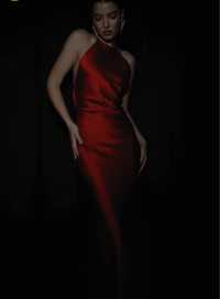 Идеальное красное дизайнерское платье в пол