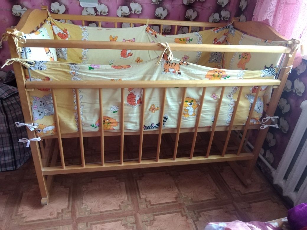 Детская кроватка и ходунки