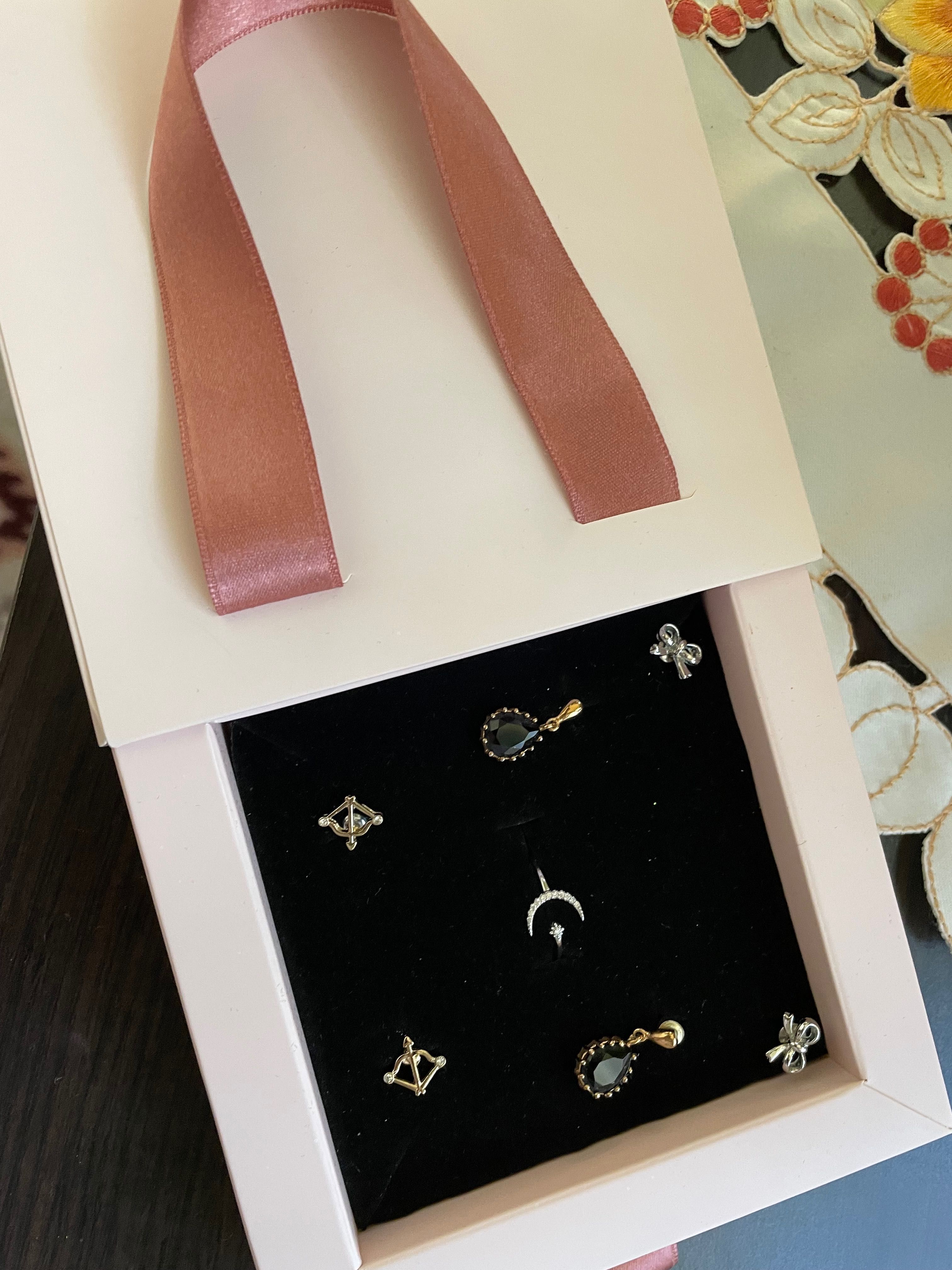 Cutie roz cadou 3 perechi cercei(fundița, zodiac, lacrima)inel cu stea