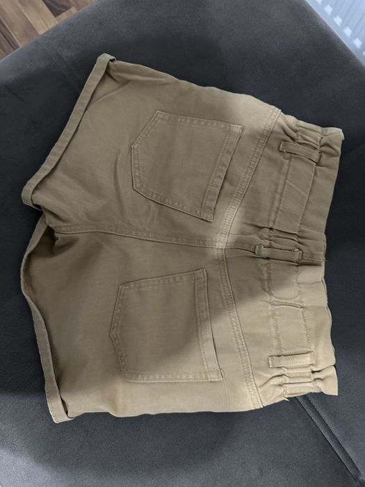 Къси бежови панталони