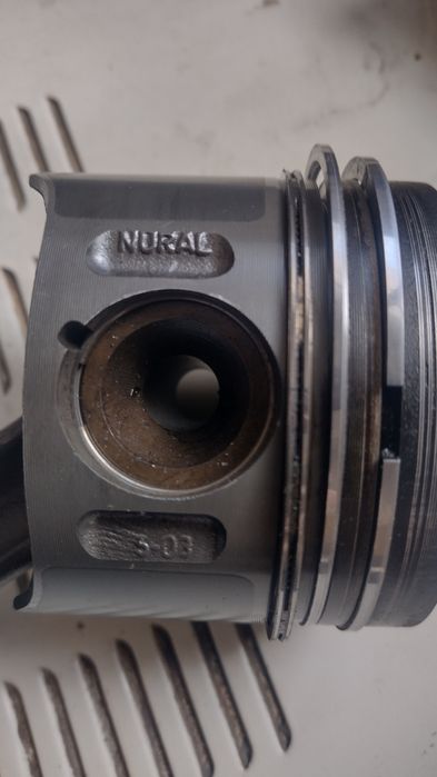 Бутала с биели за Мерцедес  E 2.7CDI W211 177кс.