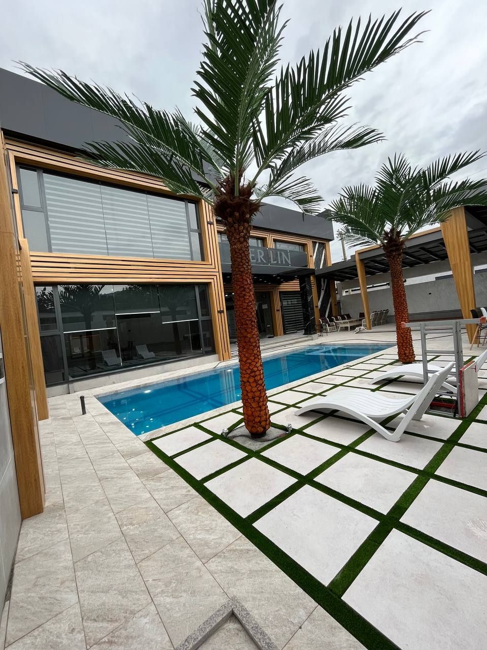 VIP dam oluvchilar uchun Berlin 20 kishilik