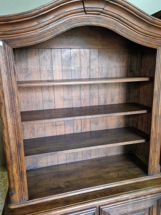 Дъбов шкаф витрина от две части