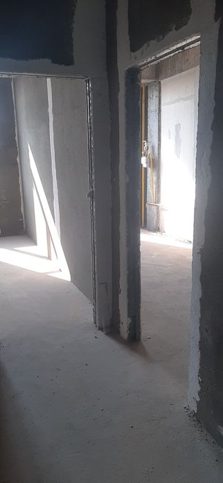 Ko'kcha oq tepada 2 xona uy sotiladi. Qora suvoq, xonalarga bo'lingan.