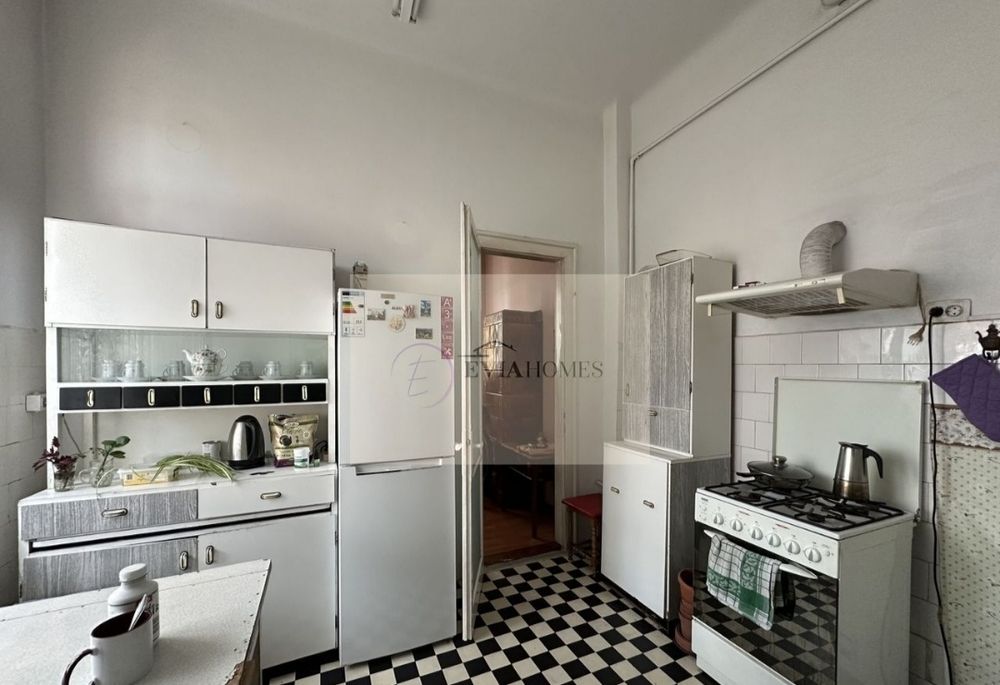 Vând apartament 3 camere central, cu grădină