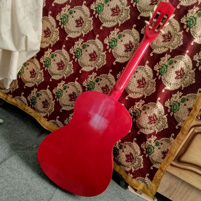 Gitara sotiladi yangi