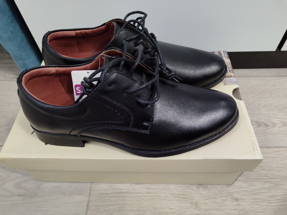 Продаю кожаные туфли для мальчиков новые