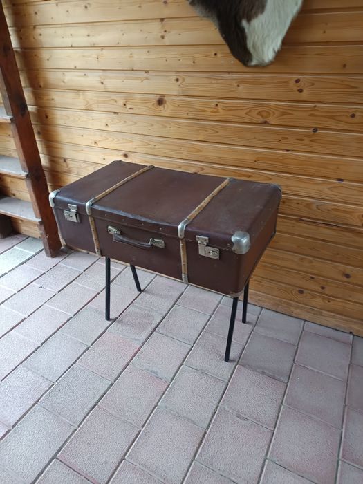 Valiza veche cu picioare metalice