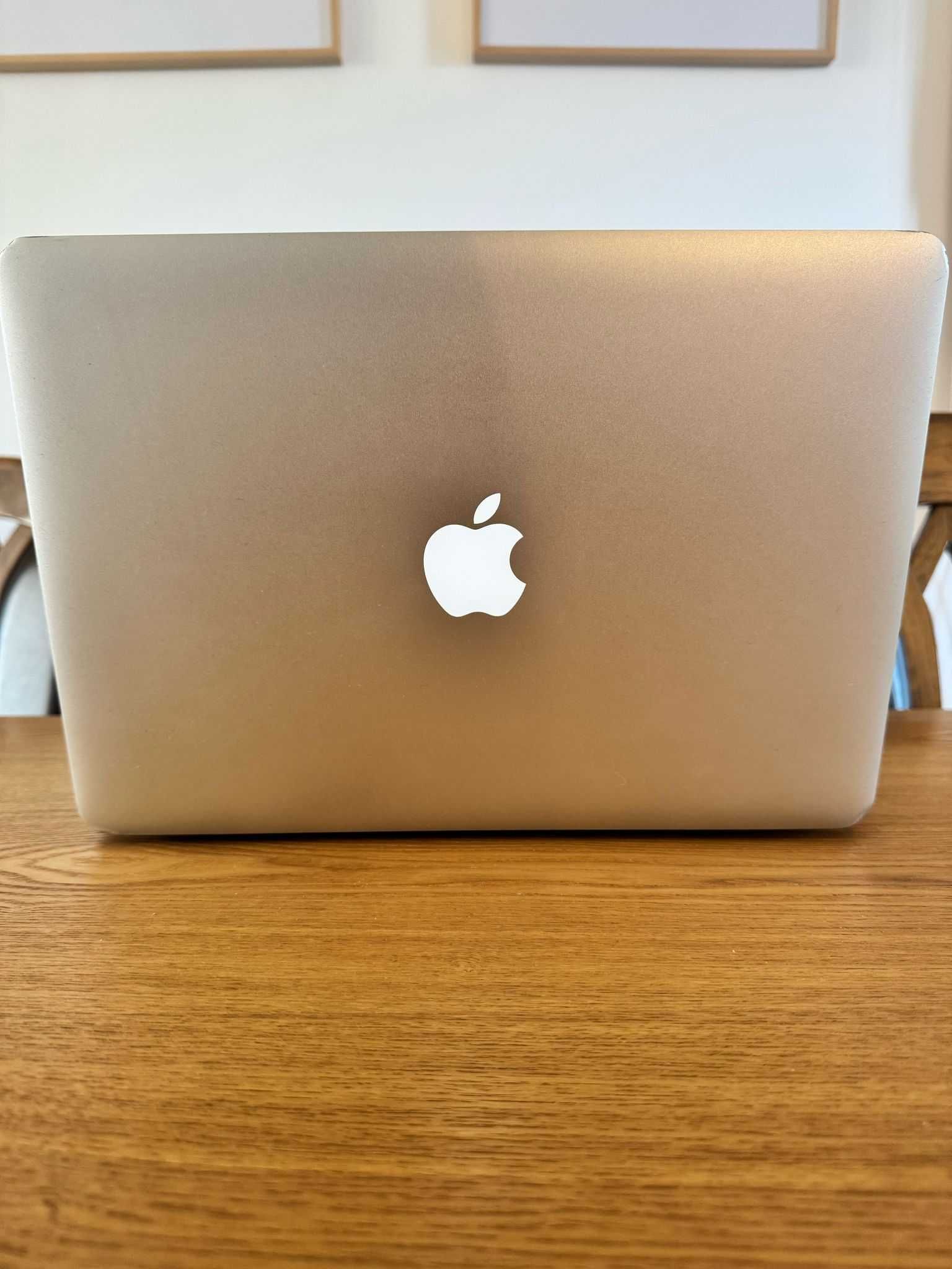 MacBook Air 13" (Mid 2011) + Încărcător - Funcțional, 400 lei