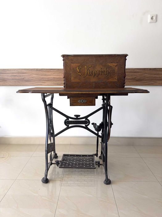 Mașină de Cusut Antică Wartburg Familia, Cu Masă Fontă, Decor Vintage