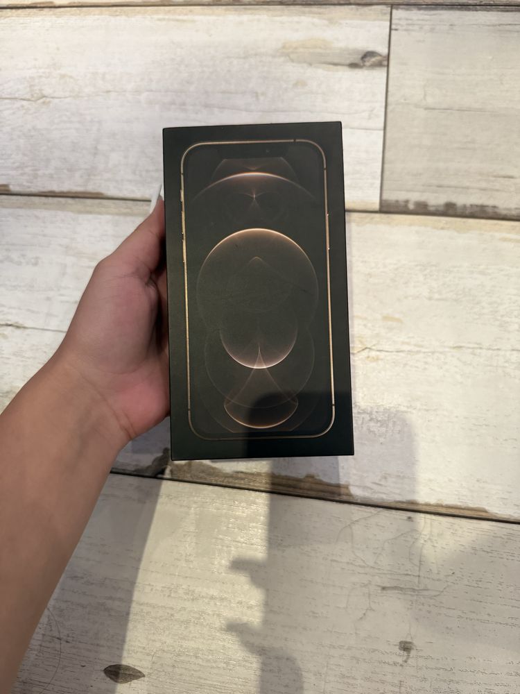 Iphone 12 pro 128GB + 16 калъфа за телефон + калъф за Airpods