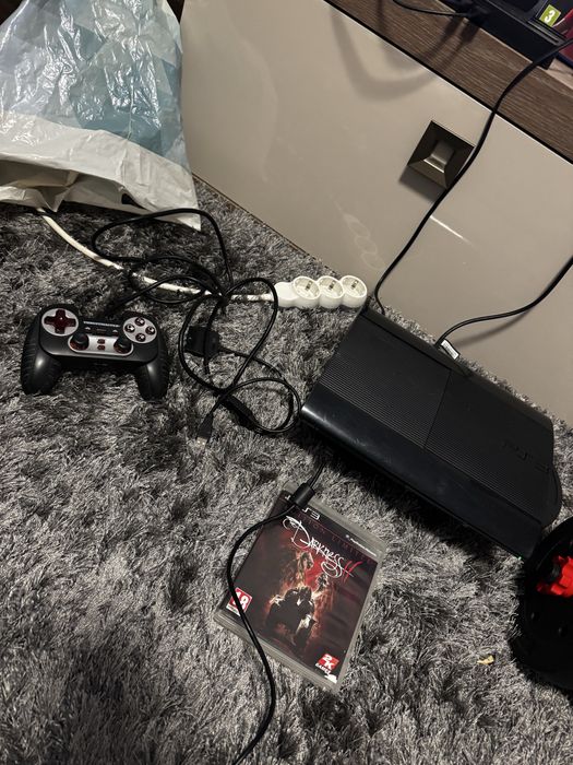 Playstation 3 super slim cu 2 controllere si 6 jocuri