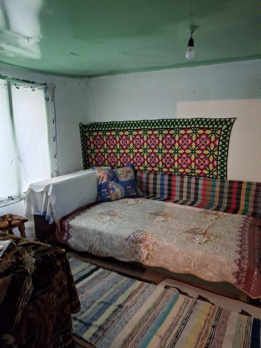 Vând casă bătrânească.