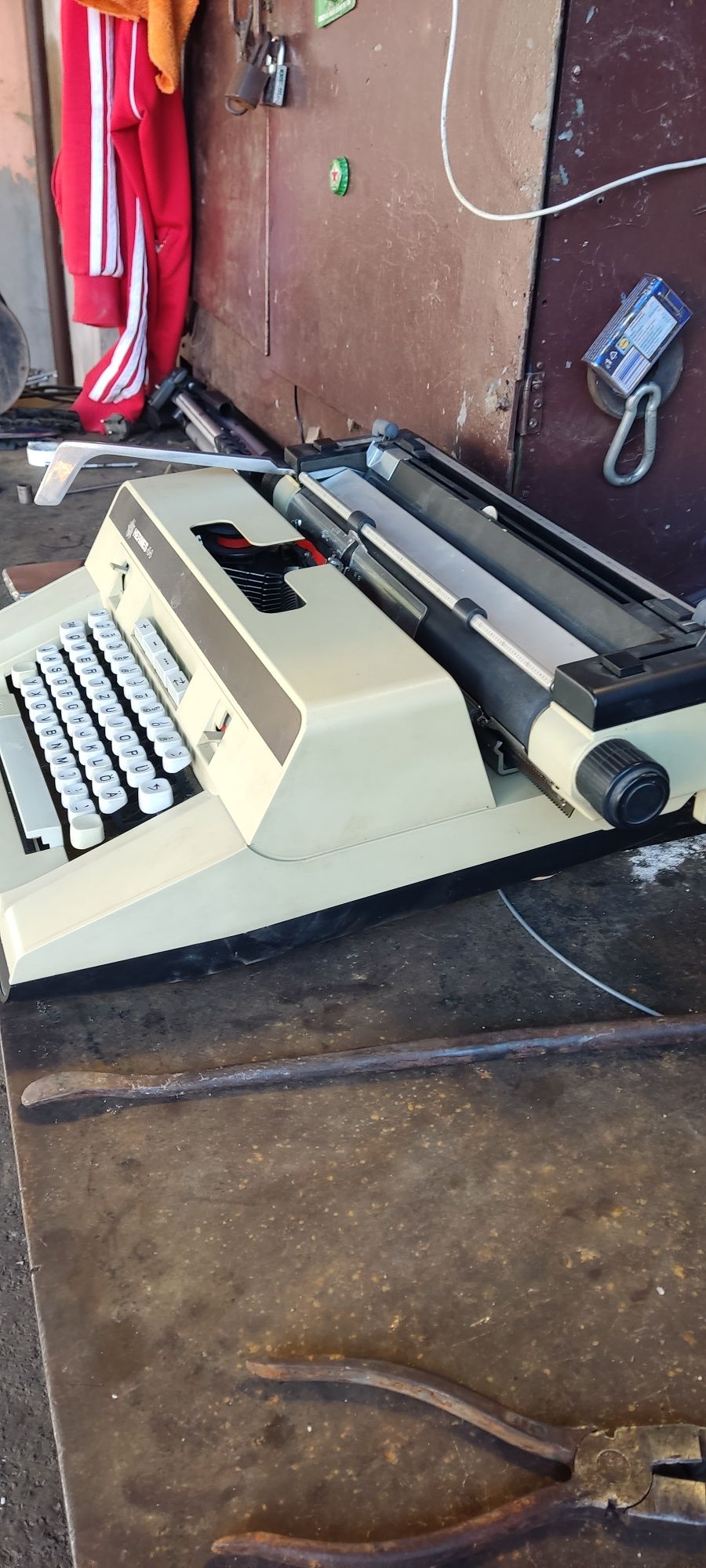 Mașina de scris Hermes 44