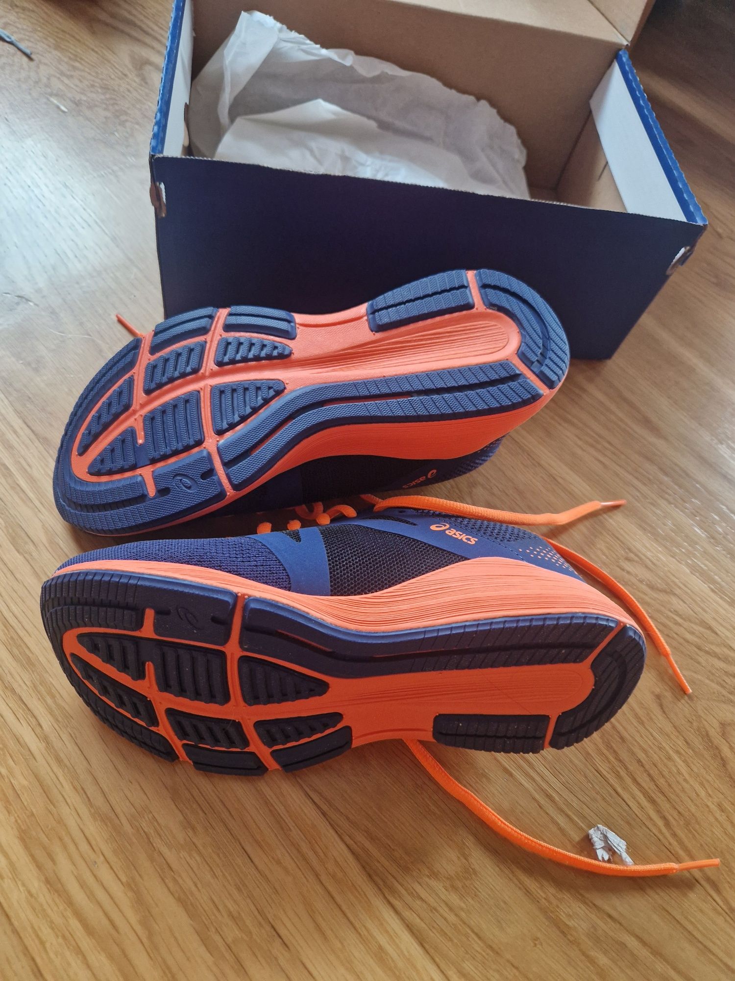 Маратонки. Asics за момиче