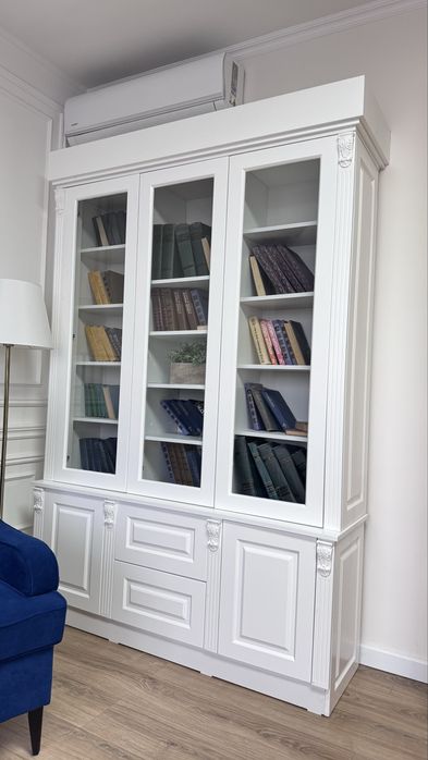 Белый шкаф-витрина в классическом стиле