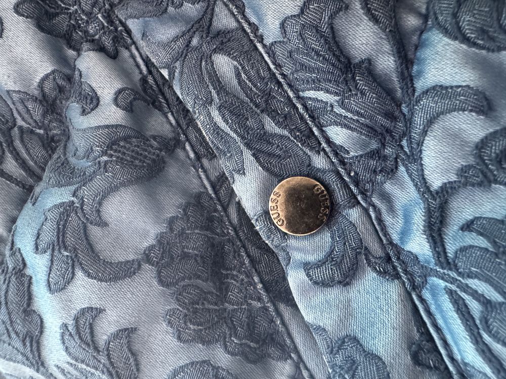 Оригинално зимно яке на Guess