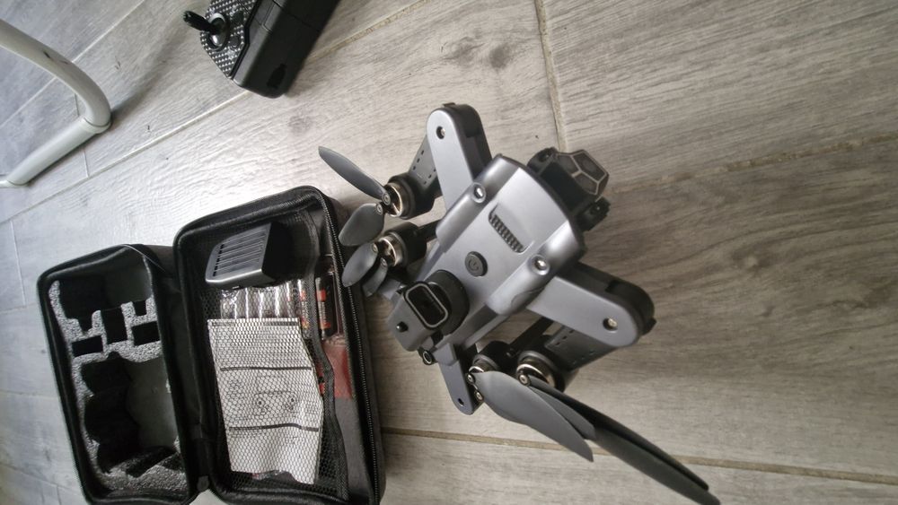 Dronă cu telecomandă