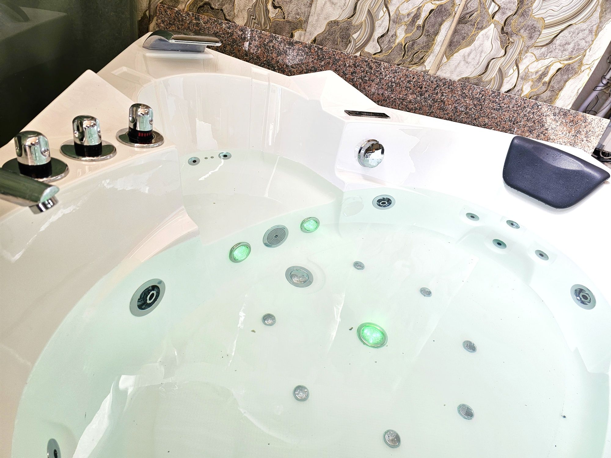 *Spa* Хидромасажна Вана *Джакузи* с Подгрев до 45° 1.39х1.39