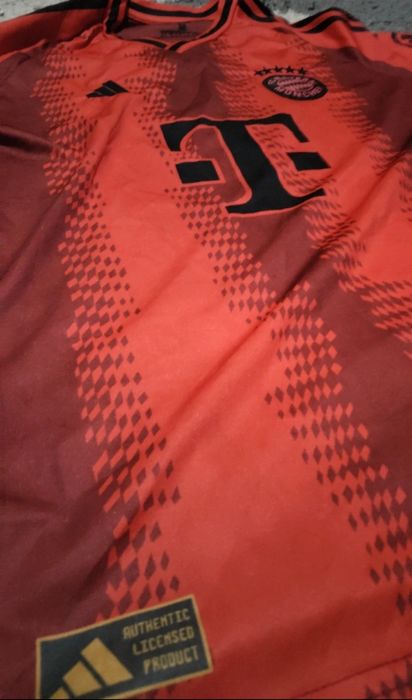 Tricou fotbal aproape nou