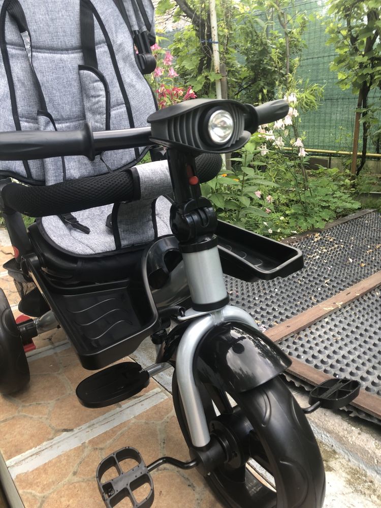 Tricicleta cu pozitie de somn si far cu melodii si jocuri de lumini