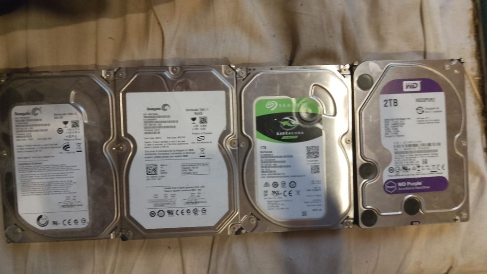 Четири хард диска 2тб, 1тб, 750гб и 500гб