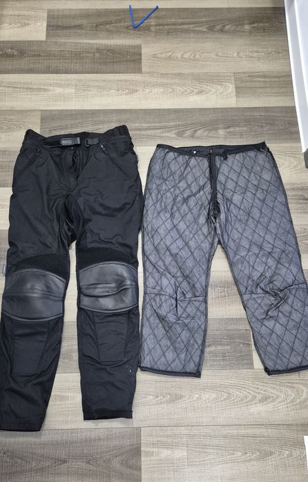 Pantaloni moto cu protecții