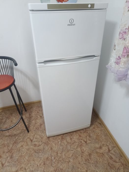 Срочно продам холодильник двух камерный