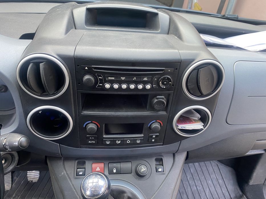 Moторче за  стъкло Пeго Партнер 2013  предно стъкло