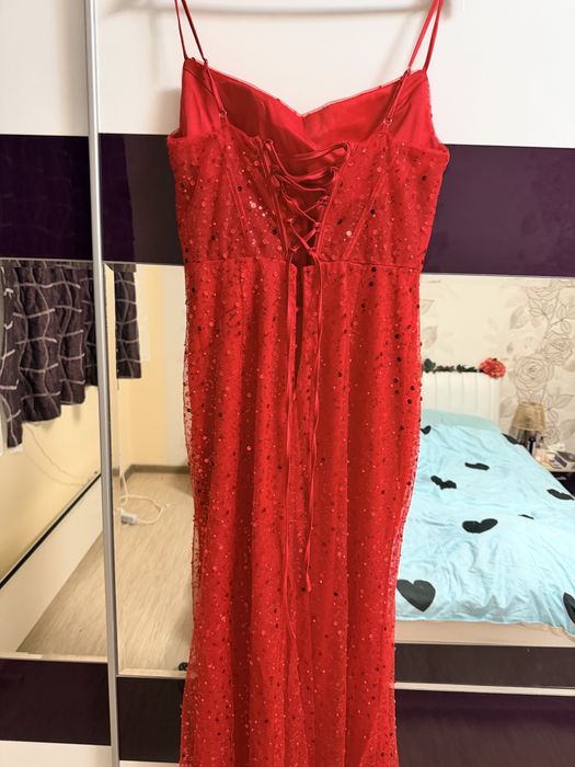 Чeрвена официална рокля