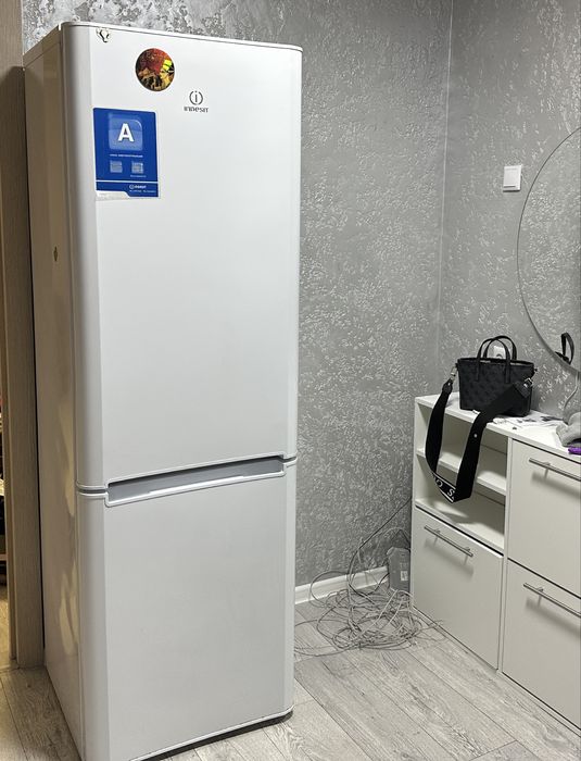 Продается холодильник Indesit