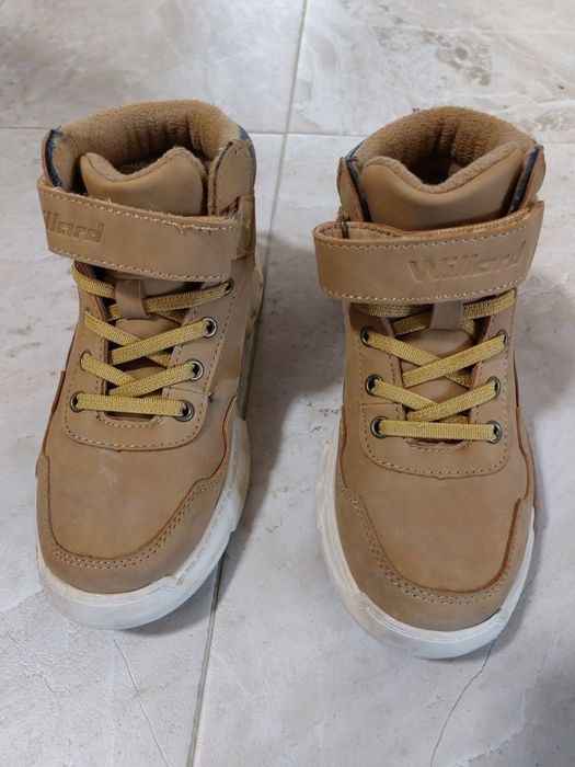 Продавам детски боти 34 номер.